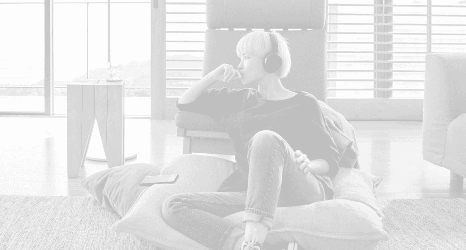 Imagem de uma mulher ouvindo algo em um fone de ouvido